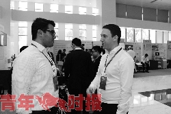 成果展上，盧卡和一位國(guó)際人才在交流。